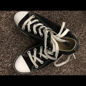 Black/white low top converse
